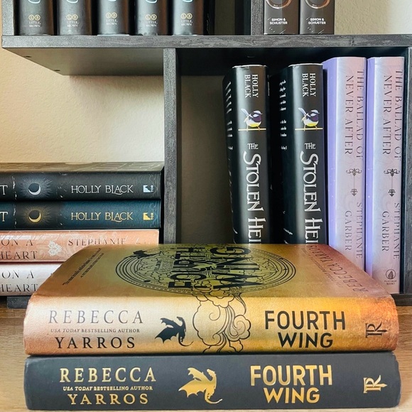 FOURTH WING  by Rebecca Yarros ( First Edition ) - Picture 10 of 11